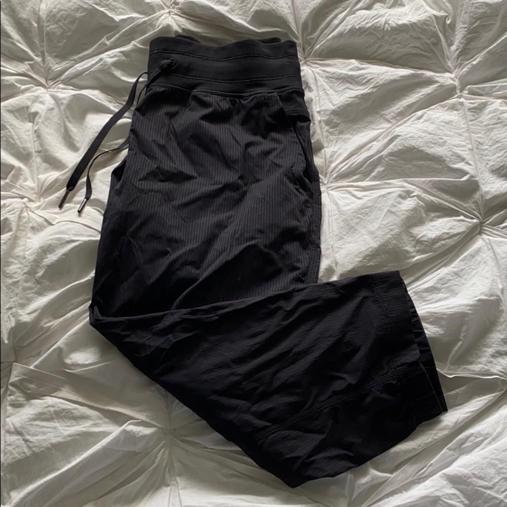 Lululemon cropped joggers